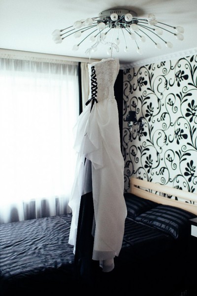 Платье для невесты с черным шлейфом