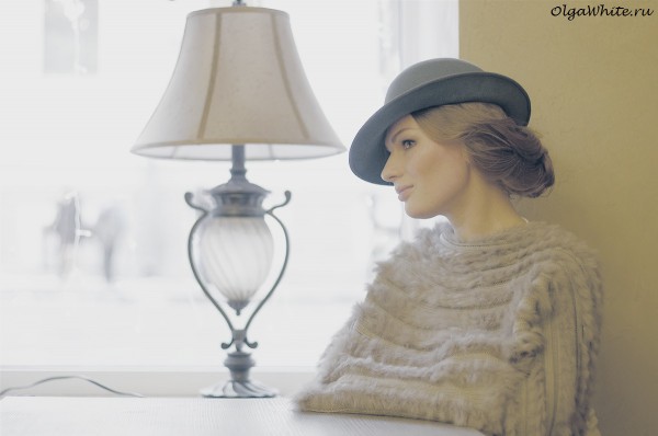 Серая фетровая шляпка на один бок - модная женственная дизайнерская шляпка