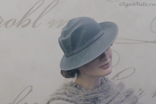 Серая фетровая шляпка на один бок - модная женственная дизайнерская шляпка 