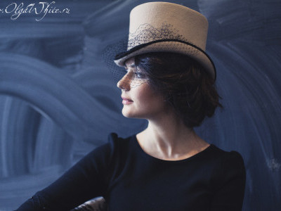 Женская шляпка - бежевый цилиндр с вуалью