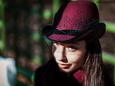Бордовая шляпка "Анна Каренина" с черной вуалью