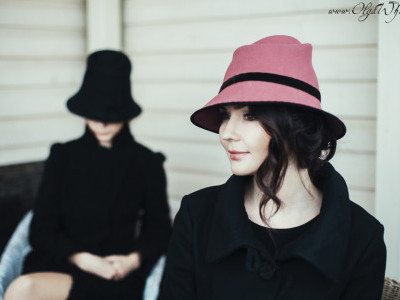 Пепельно-розовая шляпка и черная фетровая шляпа с опущенными полями