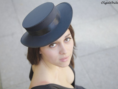 Черная шляпка с прямыми полями аля канотье в стиле Коко Шанель