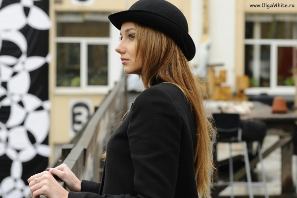 Шляпа котелок фото девушки в котелке, пальто и джинсах