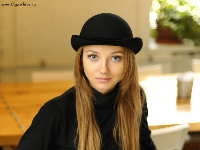 Шляпа котелок - с чем носить? Фото на девушке в пальто и джинсах