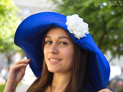Синяя широкополая шляпа с мягкими удлиненными сзади полями до плеч