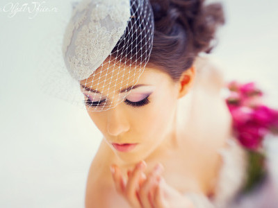 Белая свадебная шляпка-таблетка с кружевом и вуалью 