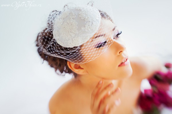Свадебная белая шляпка-таблетка с кружевом и вуалью