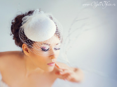 Кипельно-белая свадебная шляпка-таблетка с вуалью