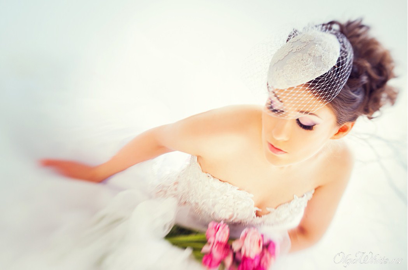 Кипельно-белая свадебная шляпка-таблетка с вуалью